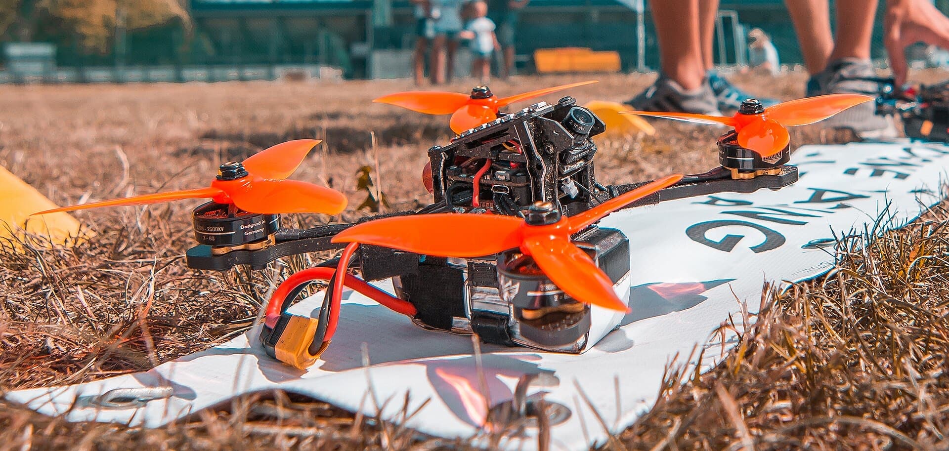 FPV-Quadrocopter mit Akkupack und XT60-Stecker