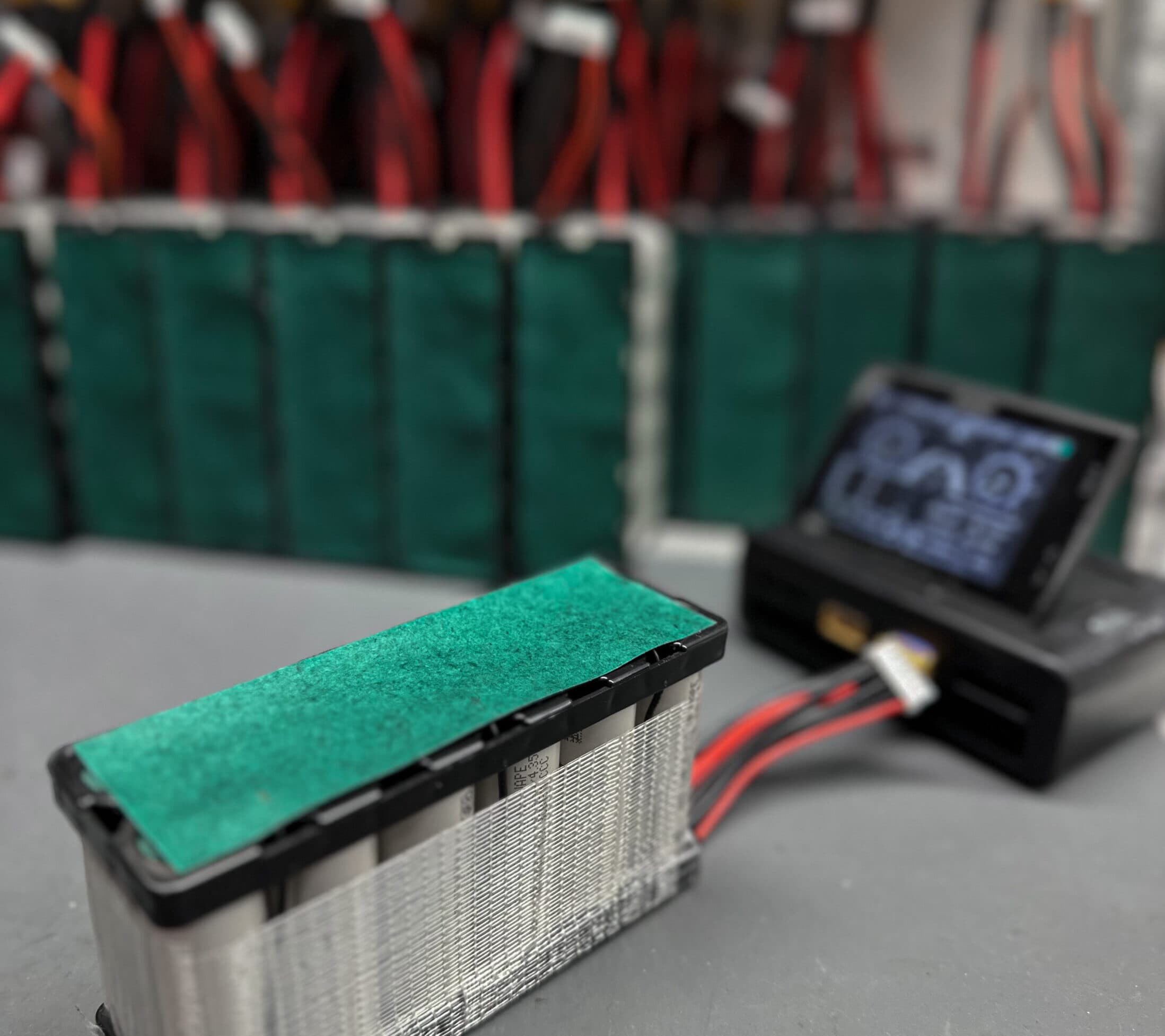 Test eines fertigen Packs am Lade-Entlade-Analysator