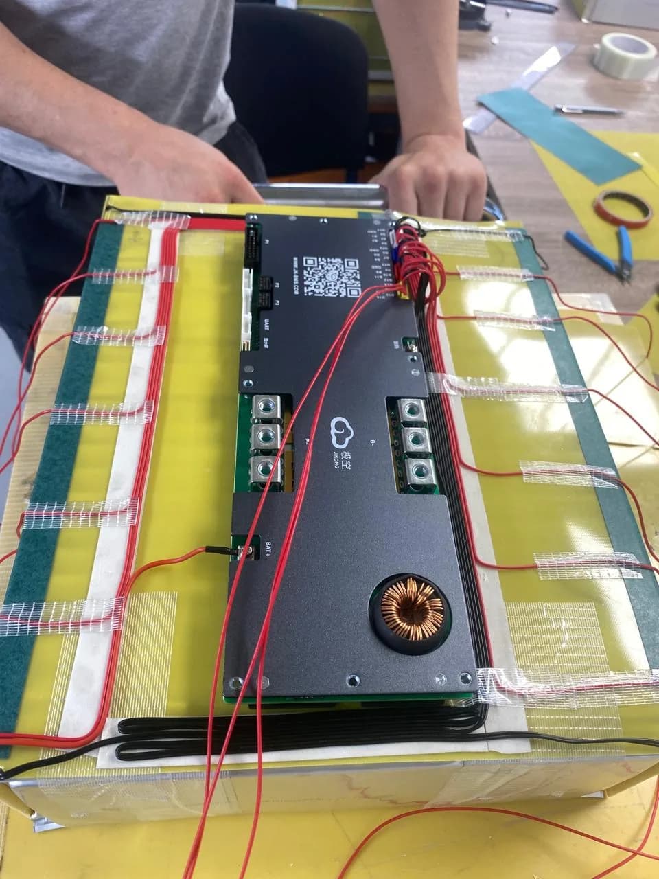 Installation eines BMS auf einem Hochkapazitäts-Akkupack