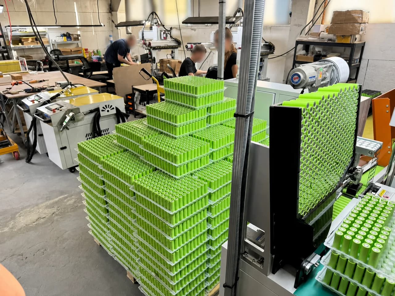 Grüne Zellhalter vor der Montage