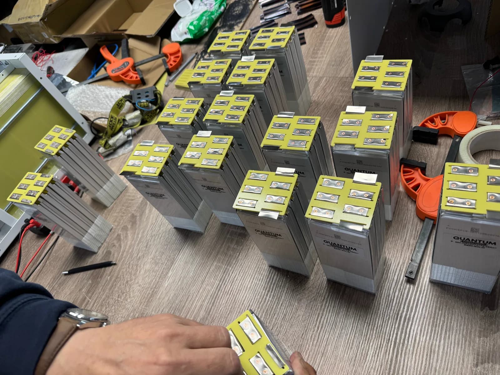 Vorbereitete Akkumodule auf dem Montagetisch