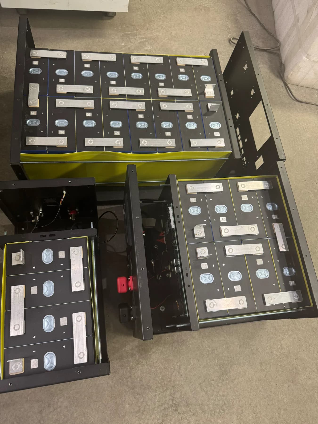 Großformatige Akkuzellen in Metallgehäusen während der Montage