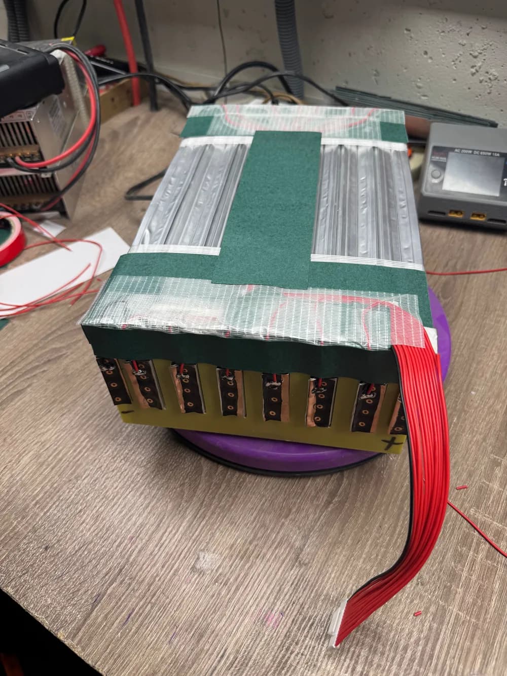 Akkupack-Prototyp mit Leistungsverkabelung