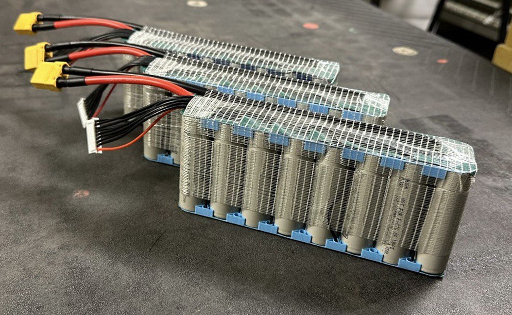 Fertige Packs im Schutznetz mit XT- und JST-Steckern
