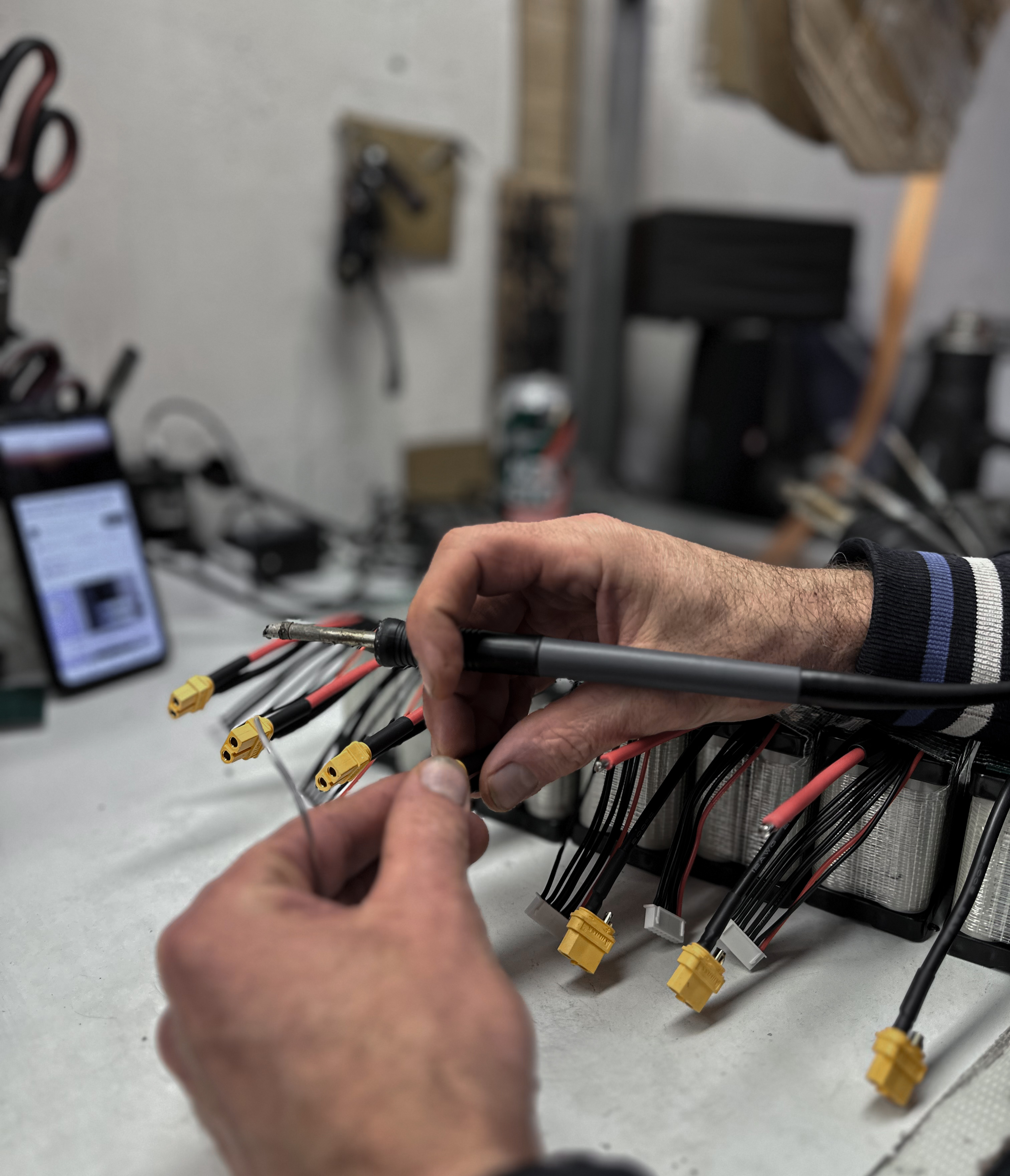 Löten der Leistungsstecker an einem Akkupack